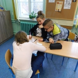 uczniowie-pisza-wiersze