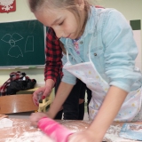 dzieci-robia-anioly-z-masy-solnej