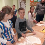 dzieci-robia-anioly-z-masy-solnej