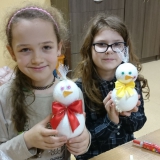 dzieci-robia-ozdoby-choinkowe