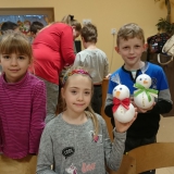 dzieci-robia-ozdoby-choinkowe