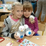 dzieci-robia-ozdoby-choinkowe