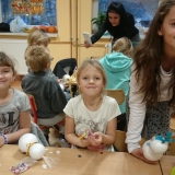 dzieci-robia-ozdoby-choinkowe