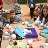 dzieci-robia-ozdoby-choinkowe