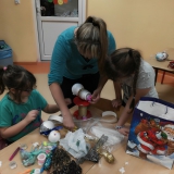 dzieci-robia-ozdoby-choinkowe