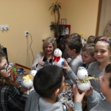 dzieci-robia-ozdoby-choinkowe
