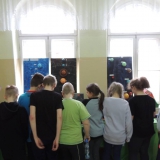 dzieci-ogladaja-prace