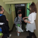 dzieci-daja-karteczki