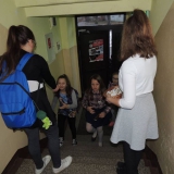 dzieci-daja-karteczki