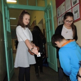 dzieci-daja-karteczki