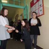 dzieci-daja-karteczki