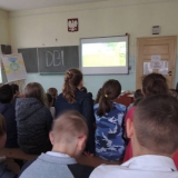 uczniowie-ogladaja-film