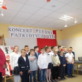 dzieci-spiewaja-piesni-patriotyczne