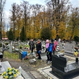 wolontariusze-sprzataja-cmentarz