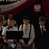 uczniowie-mowia-wiersze-i-spiewaja-piesni-patriotyczne