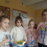 dzieci-robia-kolorowe-spagetti