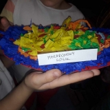 dzieci-robia-kolorowe-spagetti