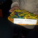 dzieci-robia-kolorowe-spagetti