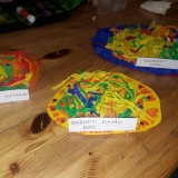 dzieci-robia-kolorowe-spagetti