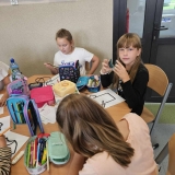 dzieci-maluja-koszulki-pilkarskie