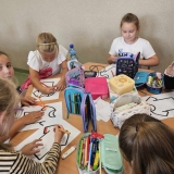 dzieci-maluja-koszulki-pilkarskie