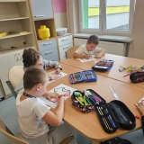 dzieci-maluja-koszulki-pilkarskie