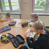 dzieci-maluja-koszulki-pilkarskie