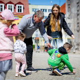 dzieci-maluja-obraz